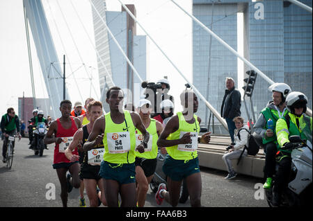 Rotterdam, die Niederlande. 04 Apr, 2015. Die Teilnehmer laufen auf der Erasmus Brücke während der Rotterdam Marathon. Credit: Romy Arroyo Fernandez/Alamy Stockfoto