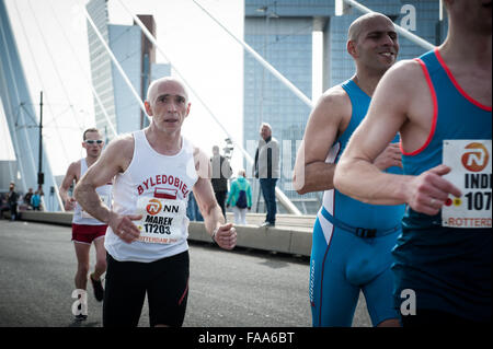 Rotterdam, die Niederlande. 04 Apr, 2015. Die Teilnehmer laufen auf der Erasmus Brücke während der Rotterdam Marathon. Credit: Romy Arroyo Fernandez/Alamy Stockfoto