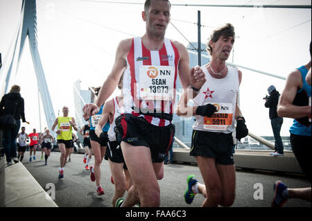 Rotterdam, die Niederlande. 04 Apr, 2015. Die Teilnehmer laufen auf der Erasmus Brücke während der Rotterdam Marathon. Credit: Romy Arroyo Fernandez/Alamy Stockfoto