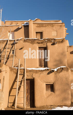 Alten Adobe-Häuser in der alten indianischen Taos Pueblo Reservierung außerhalb Taos, New Mexiko. Die Pueblos gelten als eine der ältesten durchgehend besiedelten Gemeinden in den Vereinigten Staaten und ist ein UNESCO-Weltkulturerbe ausgewiesen. Stockfoto