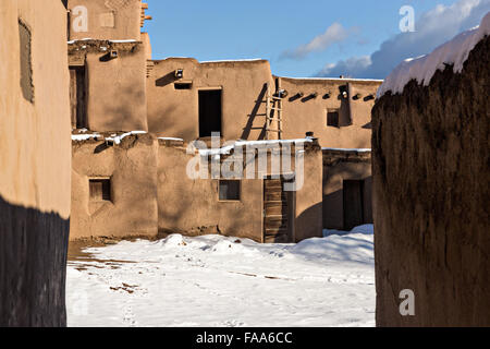 Die alte indianische Taos Pueblo Gemeinschaft außerhalb Taos, New Mexiko. Die Pueblos gelten als eine der ältesten durchgehend besiedelten Gemeinden in den Vereinigten Staaten und ist ein UNESCO-Weltkulturerbe ausgewiesen. Stockfoto