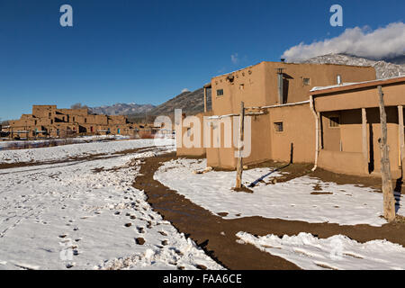 Die alte indianische Taos Pueblo Gemeinschaft außerhalb Taos, New Mexiko. Die Pueblos gelten als eine der ältesten durchgehend besiedelten Gemeinden in den Vereinigten Staaten und ist ein UNESCO-Weltkulturerbe ausgewiesen. Stockfoto