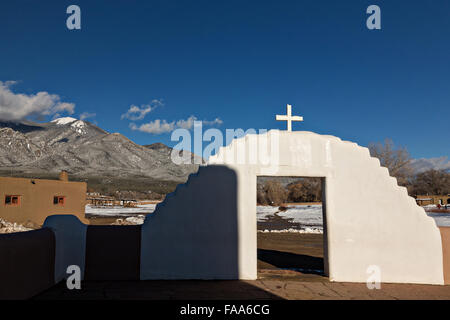 Kirche San Geronimo Tor an der alten indianischen Taos Pueblo außerhalb Taos, New Mexiko. Die Pueblos gelten als eine der ältesten durchgehend besiedelten Gemeinden in den Vereinigten Staaten und ist ein UNESCO-Weltkulturerbe ausgewiesen. Stockfoto