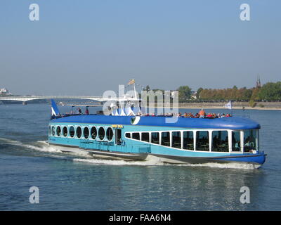 Schiff mit Touristen auf dem Rhein in der Nähe von Bonn, Deutschland Stockfoto