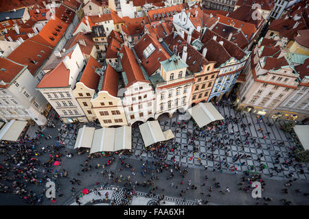 Blick vom Glockenturm der mittelalterlichen Gebaeuden, Cafés und dem Platz der Altstadt im Winter, Prag, Tschechische Republik Stockfoto