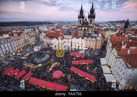 Weihnachtsmärkte in der Prager Altstädter Ring. Blick vom Tower, Prag, Tschechische Republik Stockfoto