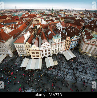 Blick vom Glockenturm der mittelalterlichen Gebaeuden, Cafés und dem Platz der Altstadt im Winter, Prag, Tschechische Republik Stockfoto