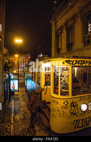 berühmten Straßenbahnen im Zentrum von Lissabon Portugal in der Nacht Stockfoto
