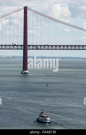 Boot und Brücke über den Fluss Tajo in Lisboa portugal Stockfoto