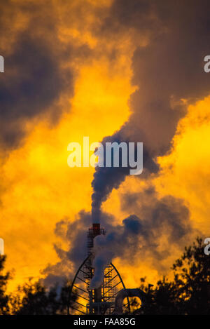 Airpollution ab Werk bei Sonnenuntergang Stockfoto