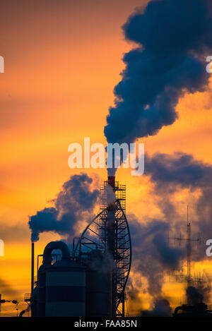 Airpollution ab Werk bei Sonnenuntergang Stockfoto