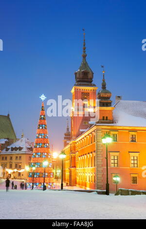 Weihnachtsbaum im Freien, Schlossplatz, Hauptstadt Warschau, Polen Stockfoto