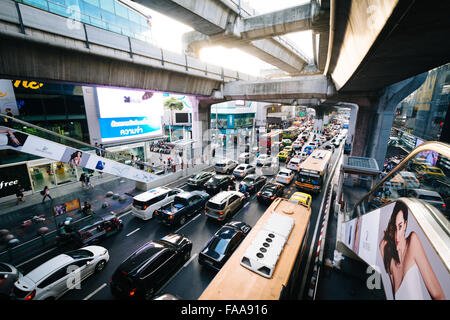 Verkehr und Skytrain Tracks in Siam in Bangkok, Thailand. Stockfoto