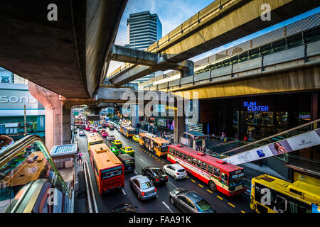 Verkehr und Skytrain Tracks in Siam in Bangkok, Thailand. Stockfoto