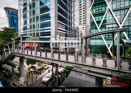Erhöhten Laufstegen und den modernen Gebäuden Surasak, in Bangkok, Thailand. Stockfoto