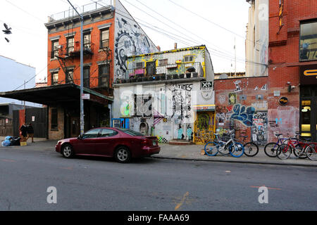 Die Zeit ist vorbei! Umwelt-Workshop, 99 S 6th st, Brooklyn, NY. Außenfassade einer Fahrrad-Interessenvertretung im Williamsburg-Viertel. Stockfoto