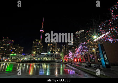 Toronto, Kanada. 25. Dezember 2015. Eine sehr warme Heiligabend mit Temperatur gut über dem Gefrierpunkt, Linie, höchste Tagestemperatur 15 Grad Celsius, Eis auf Natrel Eisbahn in Harbourfront schmilzt am Heiligabend, 24. Dezember 2015, mit paar Ice Skater Skaten auf der nassen Oberfläche Credit: CharlineXia/Alamy Live News Stockfoto