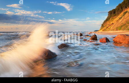 Landschaft mit Meer Welle und blauen Himmel, Ostsee, Pommern, Polen Stockfoto