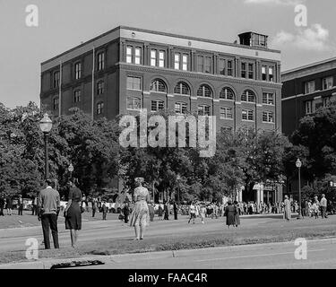 Extras am Set erwartet die präsidialen Wagenkolonne vor dem Texas School Book Depository in Dallas, Texas. Stockfoto