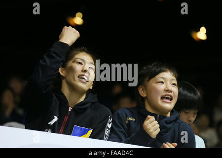 Nd Yoyogi Gymnasium, Tokio, Japan. 23. Dezember 2015. (L, R) Saori Yoshida, Eri Tosaka, 23. Dezember 2015 - Wrestling: Alle Japan Wrestling Championship am 2. Yoyogi-Gymnasium, Tokio, Japan. © YUTAKA/AFLO SPORT/Alamy Live-Nachrichten Stockfoto