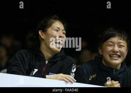 Nd Yoyogi Gymnasium, Tokio, Japan. 23. Dezember 2015. (L, R) Saori Yoshida, Eri Tosaka, 23. Dezember 2015 - Wrestling: Alle Japan Wrestling Championship am 2. Yoyogi-Gymnasium, Tokio, Japan. © YUTAKA/AFLO SPORT/Alamy Live-Nachrichten Stockfoto