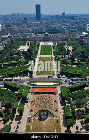 Champ de Mars Park aus der Eiffel Turm hinter Tour Montparnasse Hochhaus, 7. Arrondissement, Paris, Ile-de-France, Frankreich Stockfoto