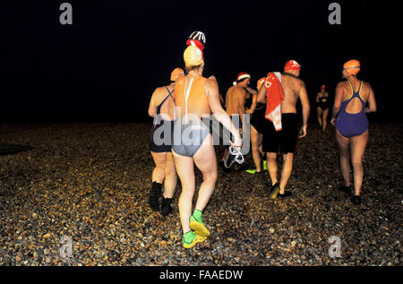 Brighton, Sussex UK waren 25. Dezember 2015 - Mitglieder von Brighton Schwimmverein bei 07:00 die Flut Vormittag für ihre jährlichen Christmas Day schwimmen am Pier zu fangen. Brighton Swimming Club ist die älteste in England und sie haben schwimmen im Meer seit 1860 Credit: Simon Dack/Alamy Live News Stockfoto