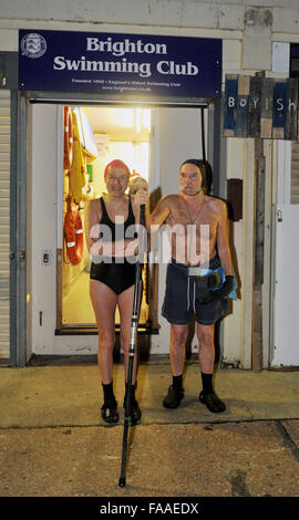 Brighton, Sussex UK waren 25. Dezember 2015 - Mitglieder von Brighton Schwimmverein bei 07:00 die Flut Vormittag für ihre jährlichen Christmas Day schwimmen am Pier zu fangen. Brighton Swimming Club ist die älteste in England und sie haben schwimmen im Meer seit 1860 Credit: Simon Dack/Alamy Live News Stockfoto