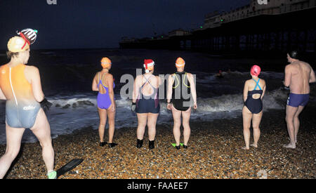 Brighton, Sussex UK waren 25. Dezember 2015 - Mitglieder von Brighton Schwimmverein bei 07:00 die Flut Vormittag für ihre jährlichen Christmas Day schwimmen am Pier zu fangen. Brighton Swimming Club ist die älteste in England und sie haben schwimmen im Meer seit 1860 Credit: Simon Dack/Alamy Live News Stockfoto