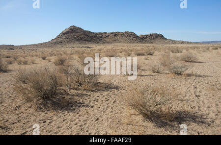 Unter dem felsigen Hügel der Dünen in der Wüste Gobi Stockfoto
