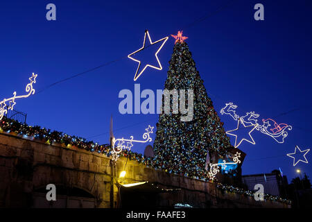 Ein vollständig dekorierter Weihnachtsbaum im christlichen Viertel Altstadt Ost-Jerusalem Israel Stockfoto