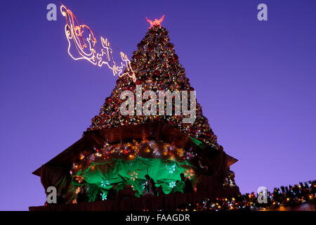 Ein vollständig dekorierter Weihnachtsbaum im christlichen Viertel Altstadt Ost-Jerusalem Israel Stockfoto