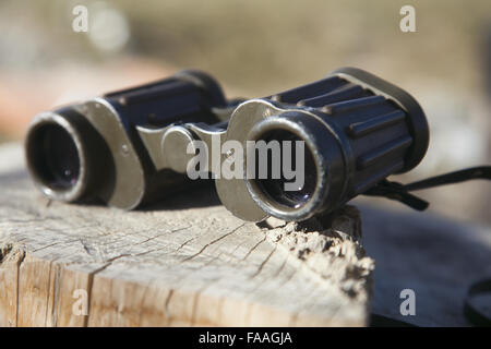 alte Militär Fernglas liegt auf den Stumpf Stockfoto