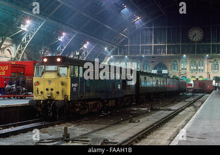 Eine Klasse 31 31427 Diesellok Reihe wartet London St Pancras mit einem Päckchen Zug zu fahren. 25. März 1992. Stockfoto