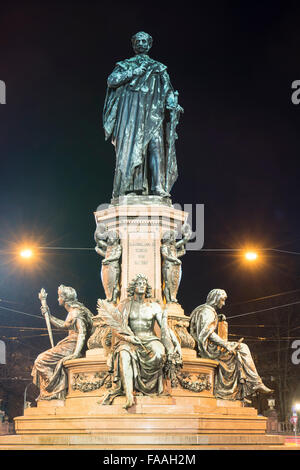 Denkmal von König Max II in München, Maximilianstraße. Die Statue wurde 1875 von Ferdinand von Miller erbaut. Stockfoto