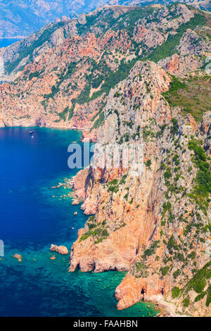 Vertikale Küstenlandschaft der Insel Korsika. Capo Rosso, Piana region Stockfoto