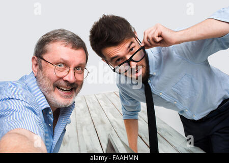 Zwei Kollegen der Aufnahme zu ihnen selbst im Büro sitzen Stockfoto