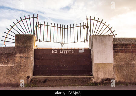 Kein Litter-Schild am Ufer der Themse in Hammersmith im Westen Londons. Stockfoto