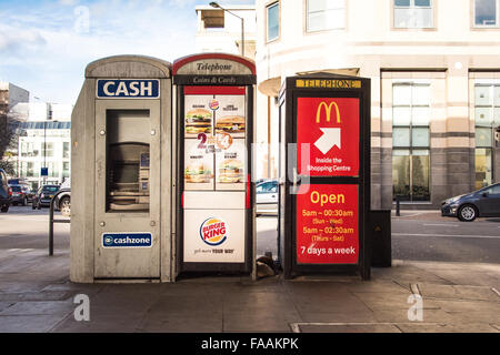 Vernachlässigte Telefonzellen und Geldautomat in London Straße Stockfoto