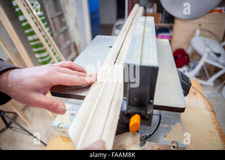 Tischler arbeiten mit Türpfosten mit elektrischen Kreissäge Stockfoto