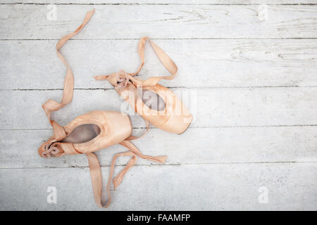 Spitzenschuhe auf hölzernen Hintergrund Stockfoto