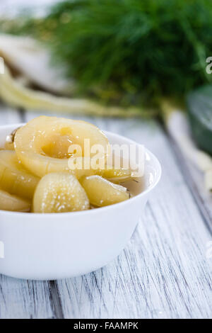 Gurkenscheiben (gebeizt) auf hölzernen Hintergrund (close-up erschossen) Stockfoto