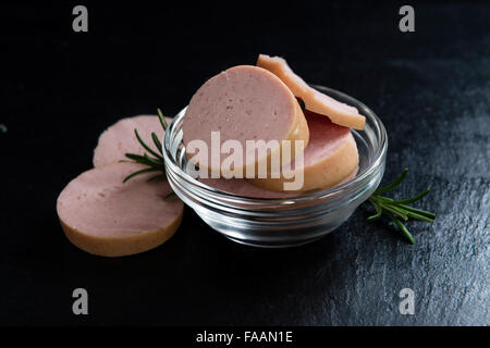 Quatsch (close-up erschossen) auf dunklem Holz geschnitten Stockfoto