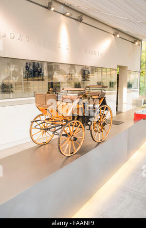 Daimler im Reisebus auf dem rekonstruierten Workshop von Gottlieb Daimler, heute ein Museum, Bad Cannstatt, Stuttgart, Deutschland Stockfoto