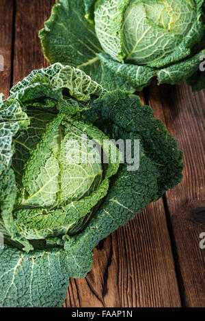Portion frische Savoy (Nahaufnahme) auf hölzernen Hintergrund Stockfoto