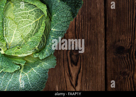 Portion frische Savoy (Nahaufnahme) auf hölzernen Hintergrund Stockfoto