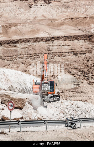 Aufbau einer Bergstraße in das Atlasgebirge Bagger Stockfoto