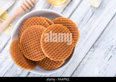 Hausgemachte knusprige Waffeln gefüllt mit Honig (close-up erschossen) Stockfoto