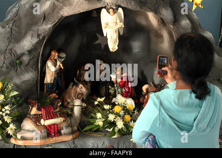 Medan, Indonesien. 25. Dezember 2015. Christen in Indonesien nehmen ein Hintergrundbild, der Geburtsort von Jesus Christus nach der Umsetzung der Weihnachtsfeier in der katholischen Kirche Graha Maria Annai Velangkanni, in Medan, Nord-Sumatra, Indonesien am 25. Dezember 2015 sein. Auf der ganzen Welt markieren Milliarden Christen Weihnachten, die traditionellen Geburtstag von Jesus Christus. Bildnachweis: Ivan Damanik/Alamy Live-Nachrichten Stockfoto