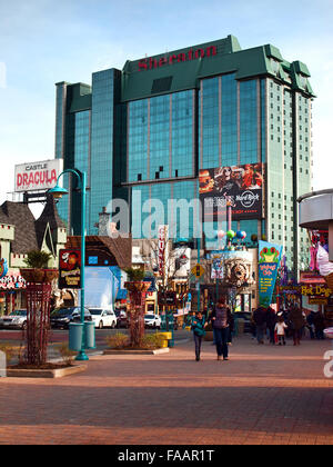 Niagara Falls; Ontario; Kanada; Dezember, 20,2015. Straßenszene vor dem Sheraton-Hotel in der Innenstadt von Niagara Falls City Stockfoto